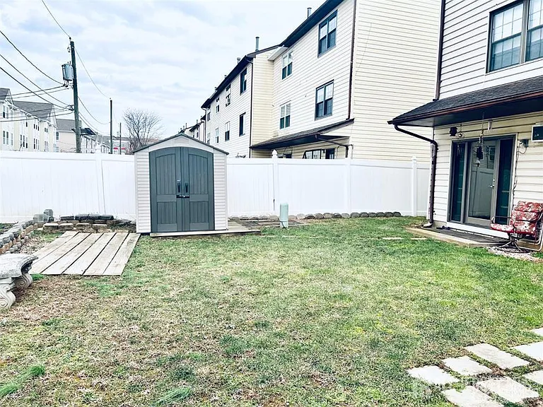 13 Essex St — Photo 4