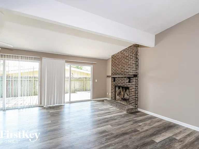 2240 Cherry Ln — Photo 3