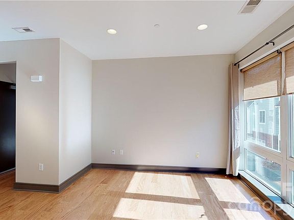 3rd image of 2200 Lyndhurst Ave Unit 105