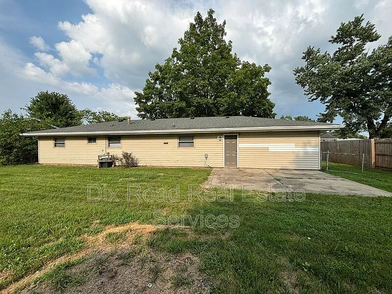 3 bed, 1.0 bath, 1222 sqft, $1,695 — Photo 4