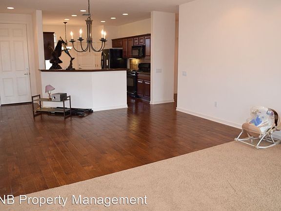 5th image of 952 Lake Crest Ln