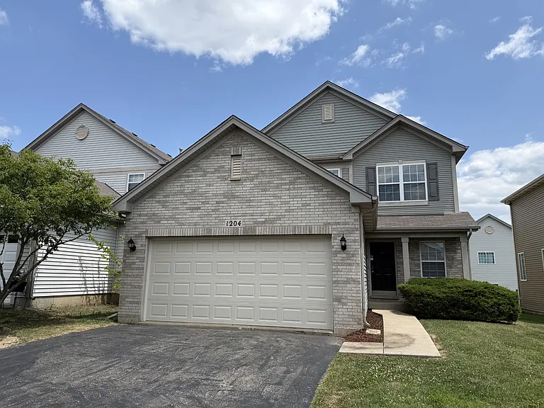 1204 Stonecrop Ln — Photo 1