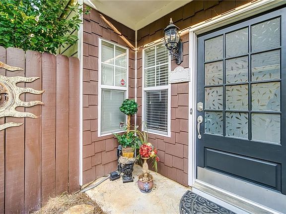 Image 4: Private Entry