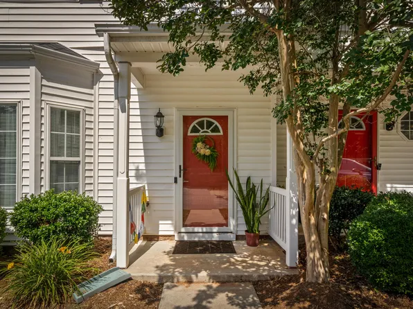 215 Pointe Crest Ct, Cary, NC 27513