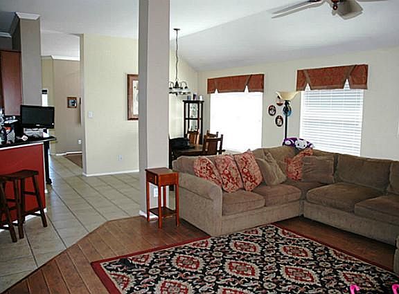 3rd image of 218 Fountainview Dr