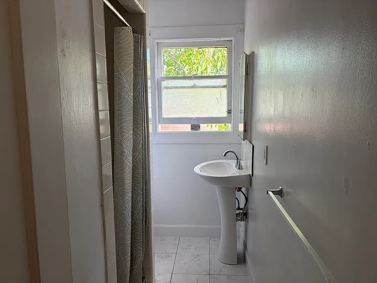 419 E St — Photo 11