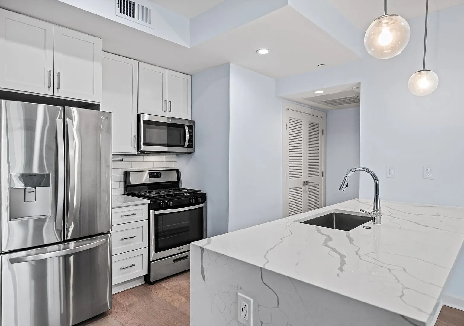 Modern Condo Near H St | 2 Bed | 2 Bath | 975 Sf | 1 Parking Space — Photo 4