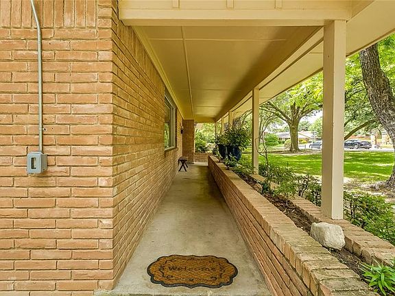 4th image of 3817 Plantation Dr