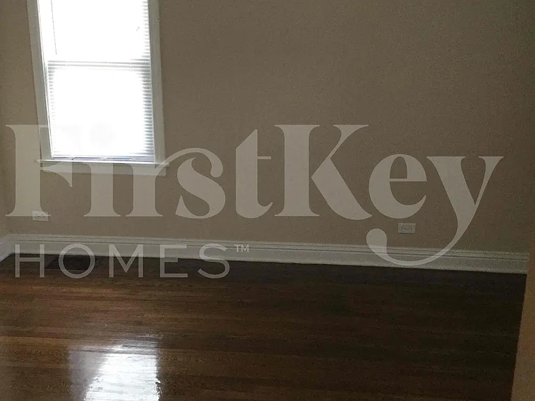 8044 S Maplewood Ave — Photo 11