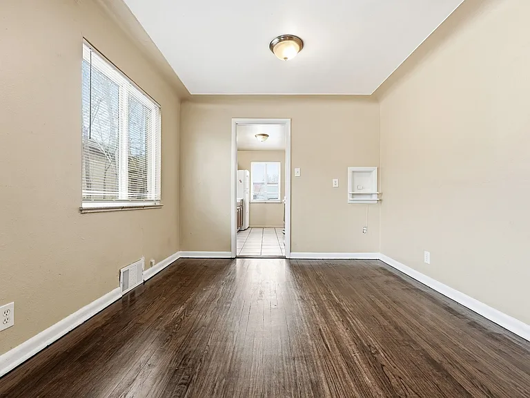 1717 Clinton St — Photo 13