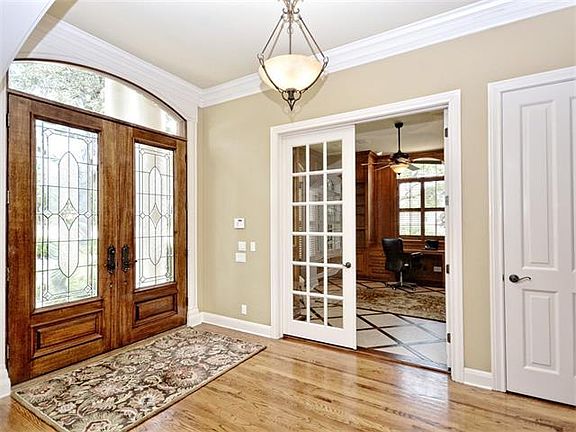 2nd image of 1901 Surrey Hill Dr