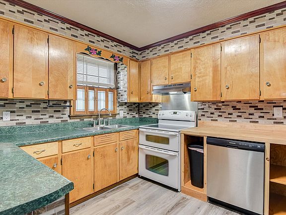 3rd image of 293 Whaley Pond Rd