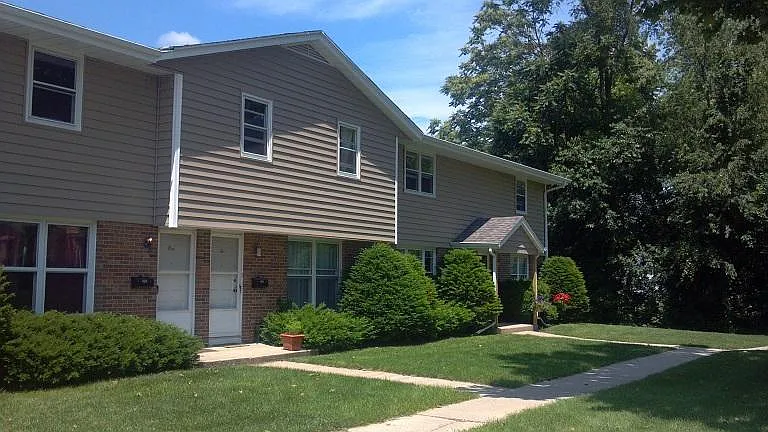 Shorewood Townhouse Apartments — Photo 10