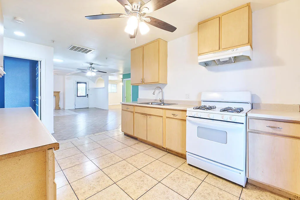 4 bed, 2.5 bath, 2434 sqft, $3,000 — Photo 3