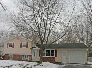 15 Mercury Dr, Gates, NY 14624