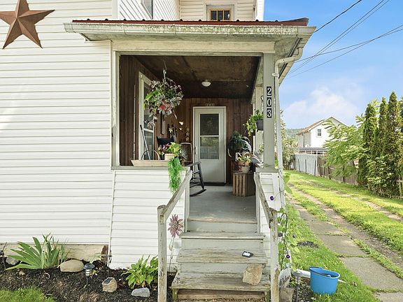 4th image of 203 2nd St