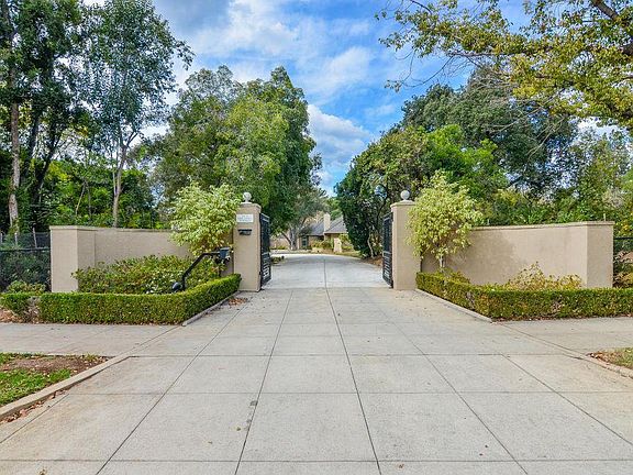 2nd image of 1 Oak Knoll Ter