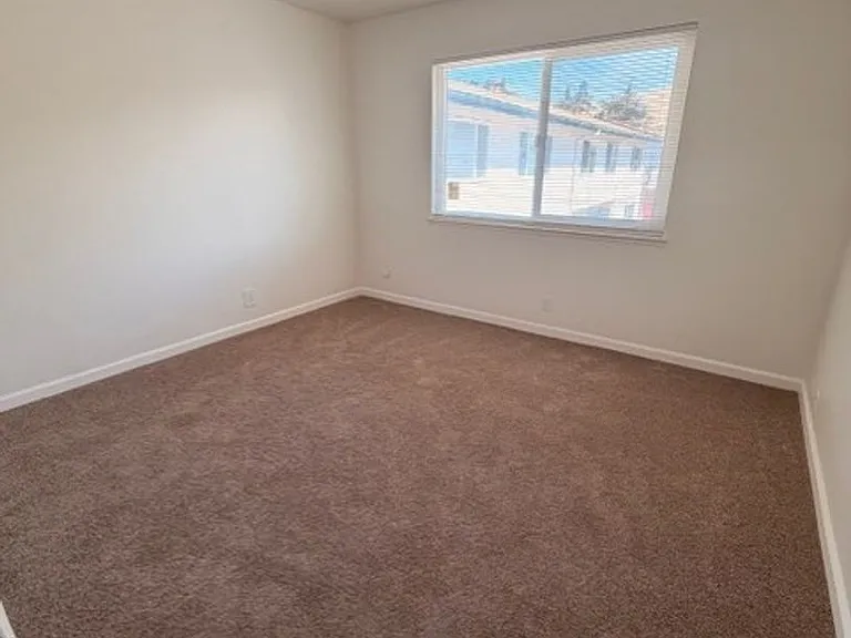 Dixon Townhouse — Photo 32