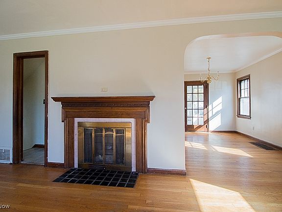 5th image of 165 E 192nd St