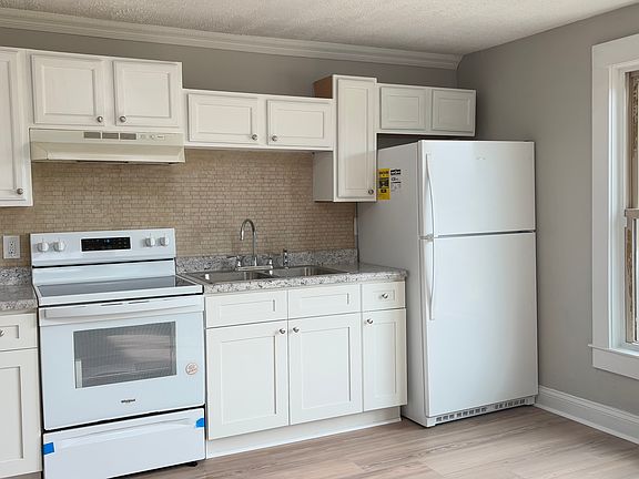 3rd image of 904 E Myrtle Ave