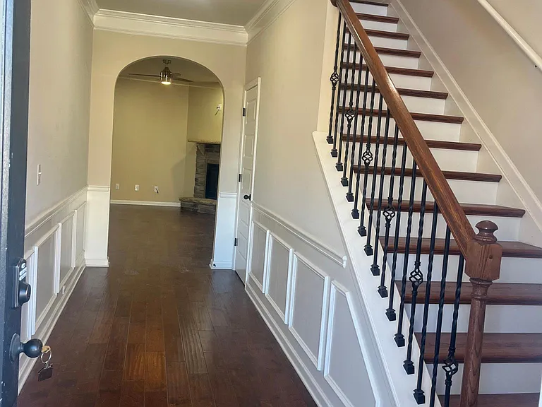 223 Heatherwood Ln — Photo 2