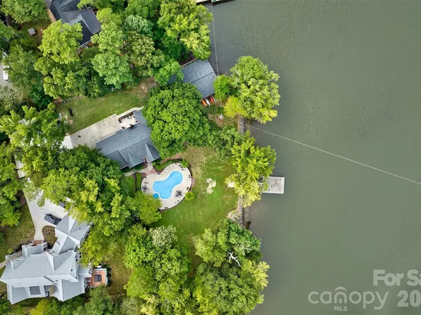 2143 Peninsula Dr, Lake Wylie, SC 29710
