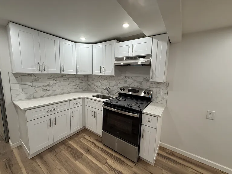 128 Campbell Ave #BASEMENT — Photo 16
