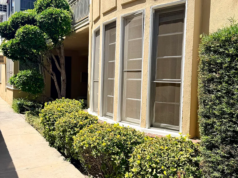 10942 Moorpark St — Photo 21