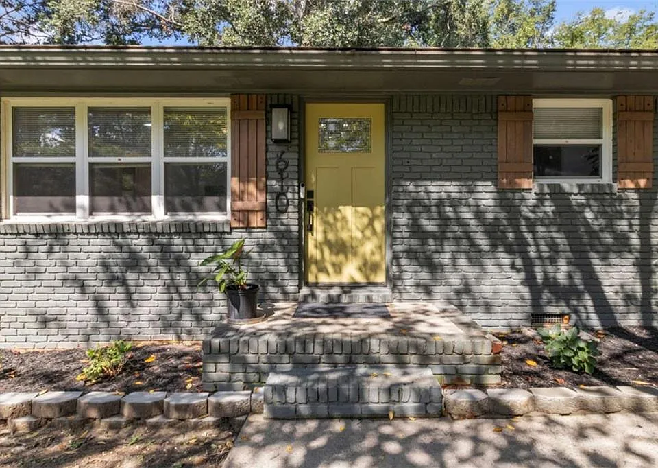 610 Oriole Dr SE