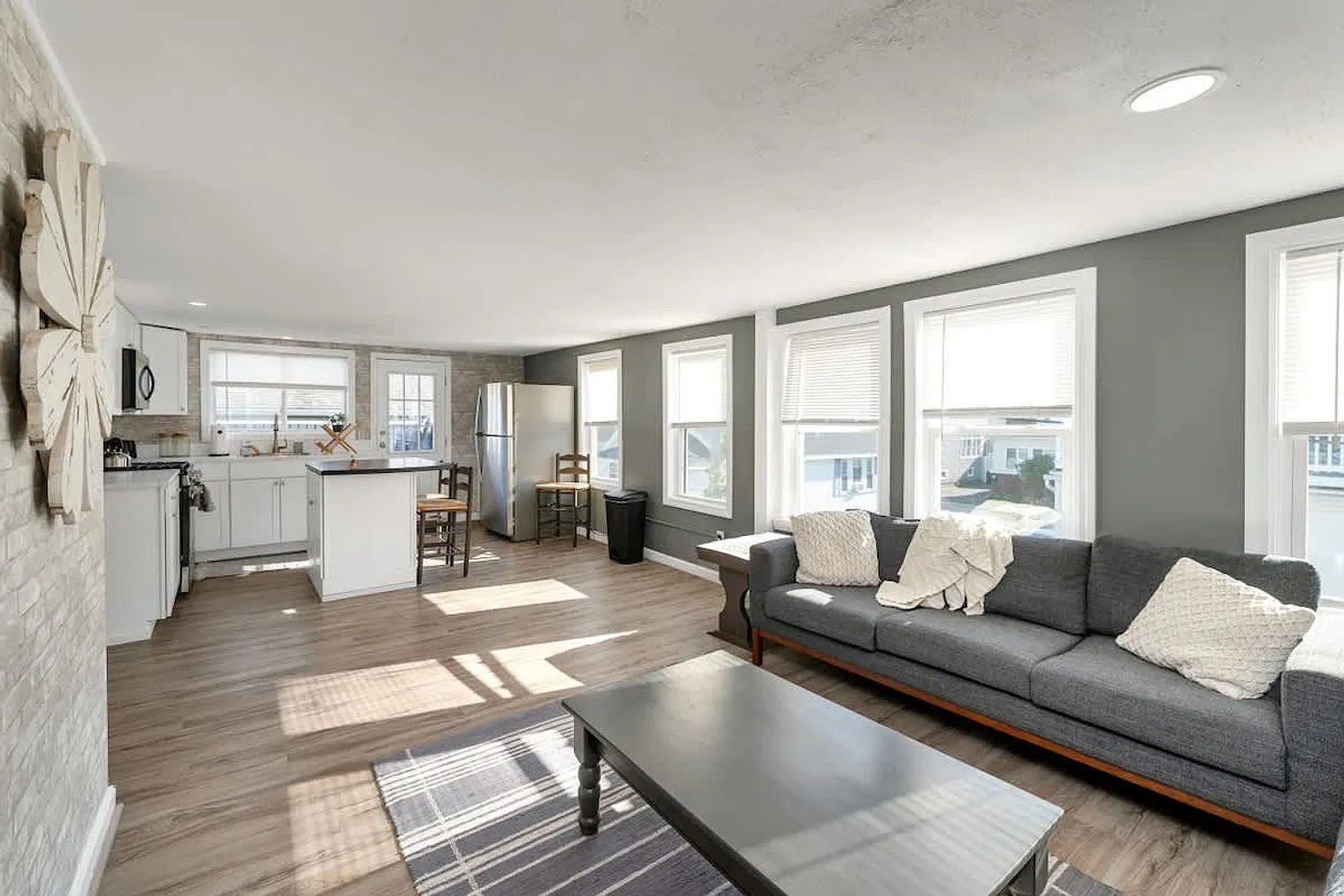 3 bed, 1.0 bath, 1097 sqft, $6,829 — Photo 2