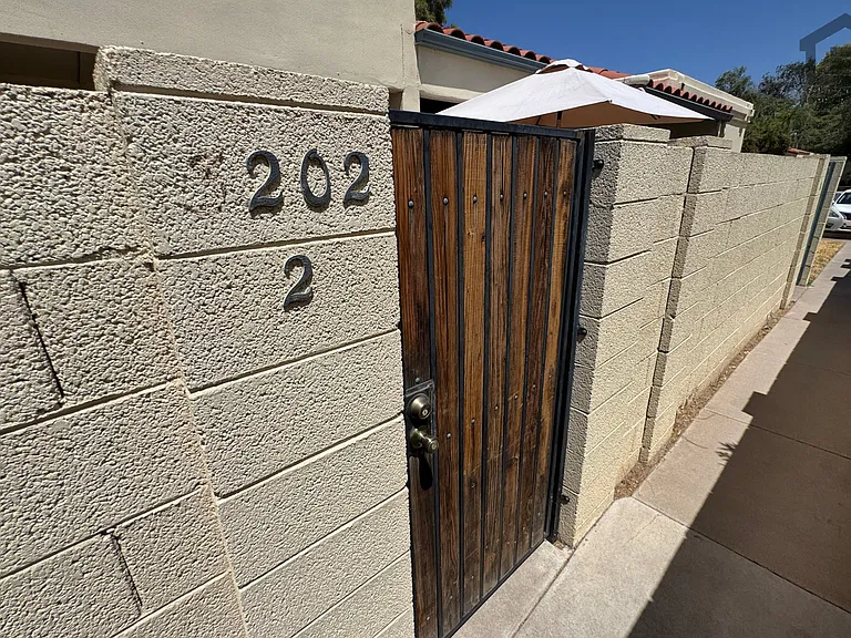 3202 W Loma Ln #2 — Photo 3