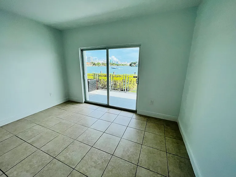 944 Bay Dr #7 — Photo 13