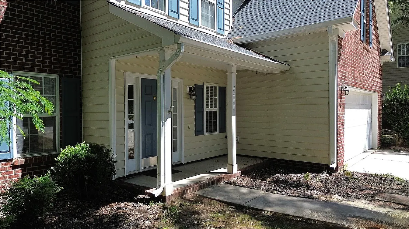4 bed, 2475 sqft, $2,600 — Photo 2
