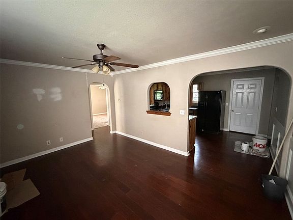 3rd image of 3909 Windsor Ave