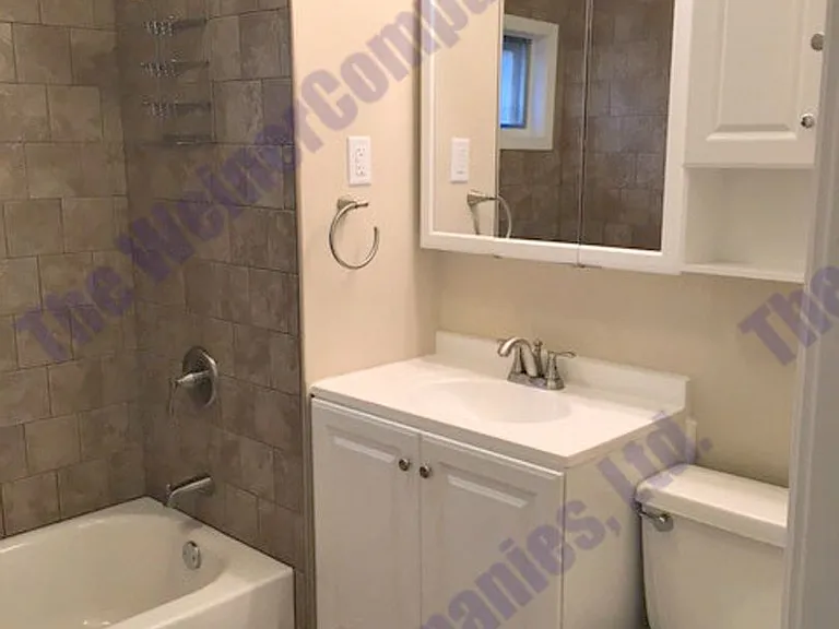 403 W Illinois St — Photo 7