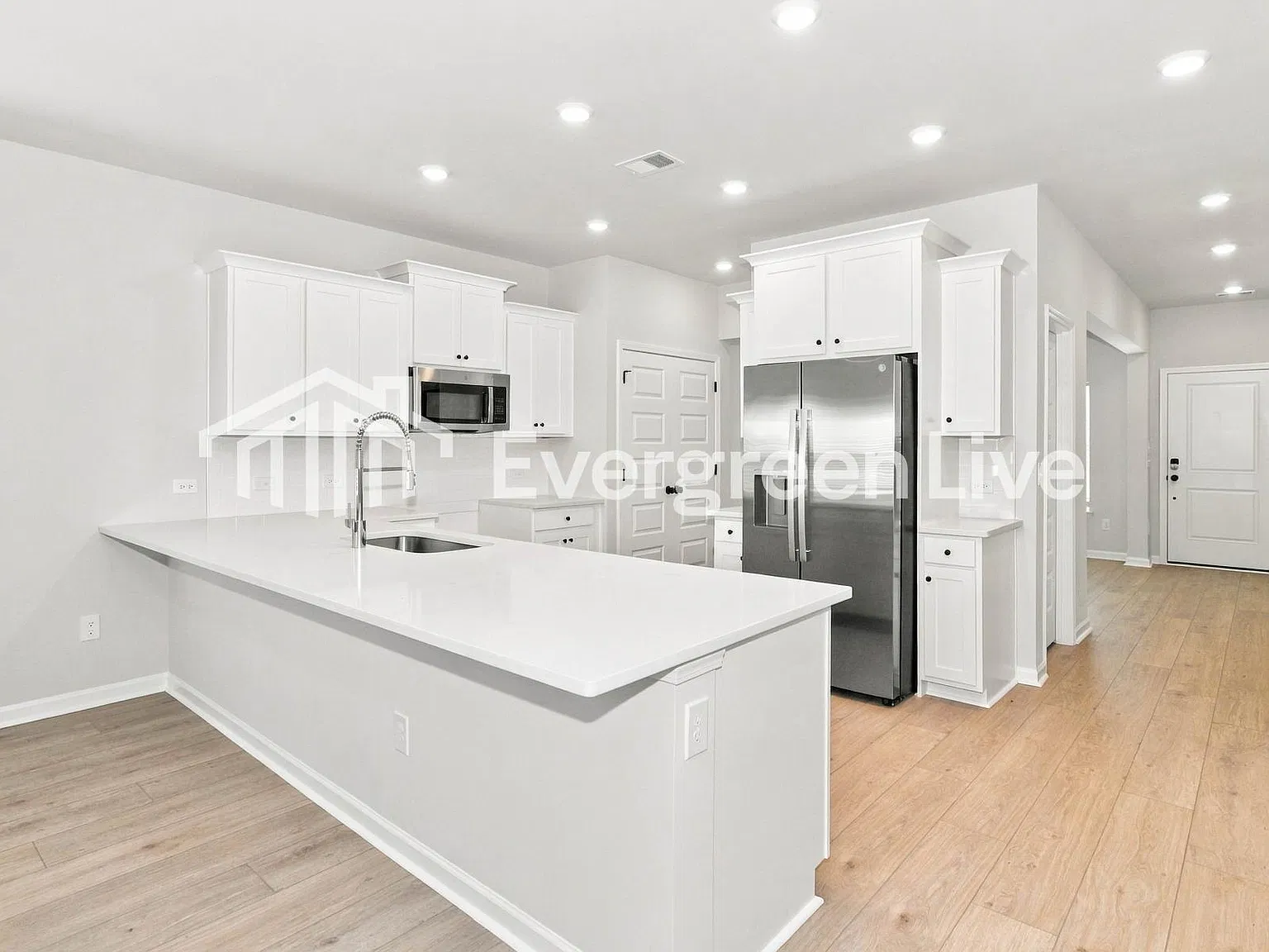 5 bed, 4.0 bath, 2449 sqft, $2,335 — Photo 4