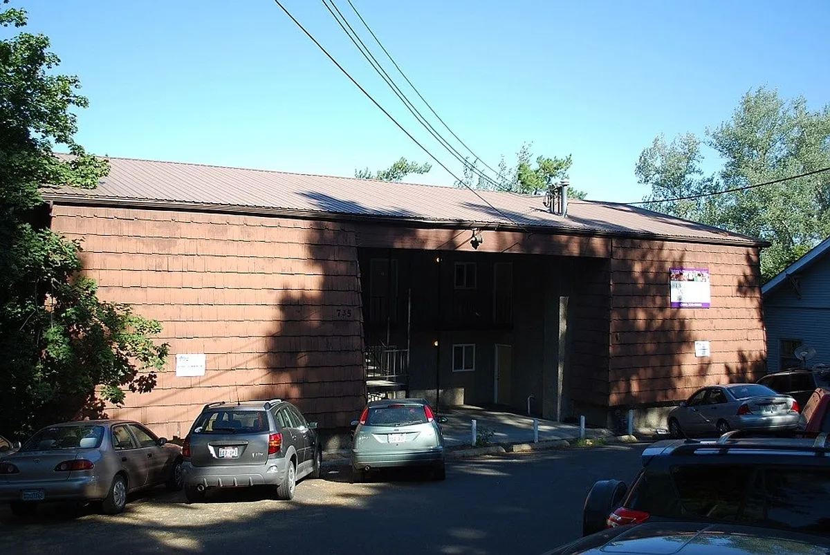Building Photo - 735 NE Maple St
