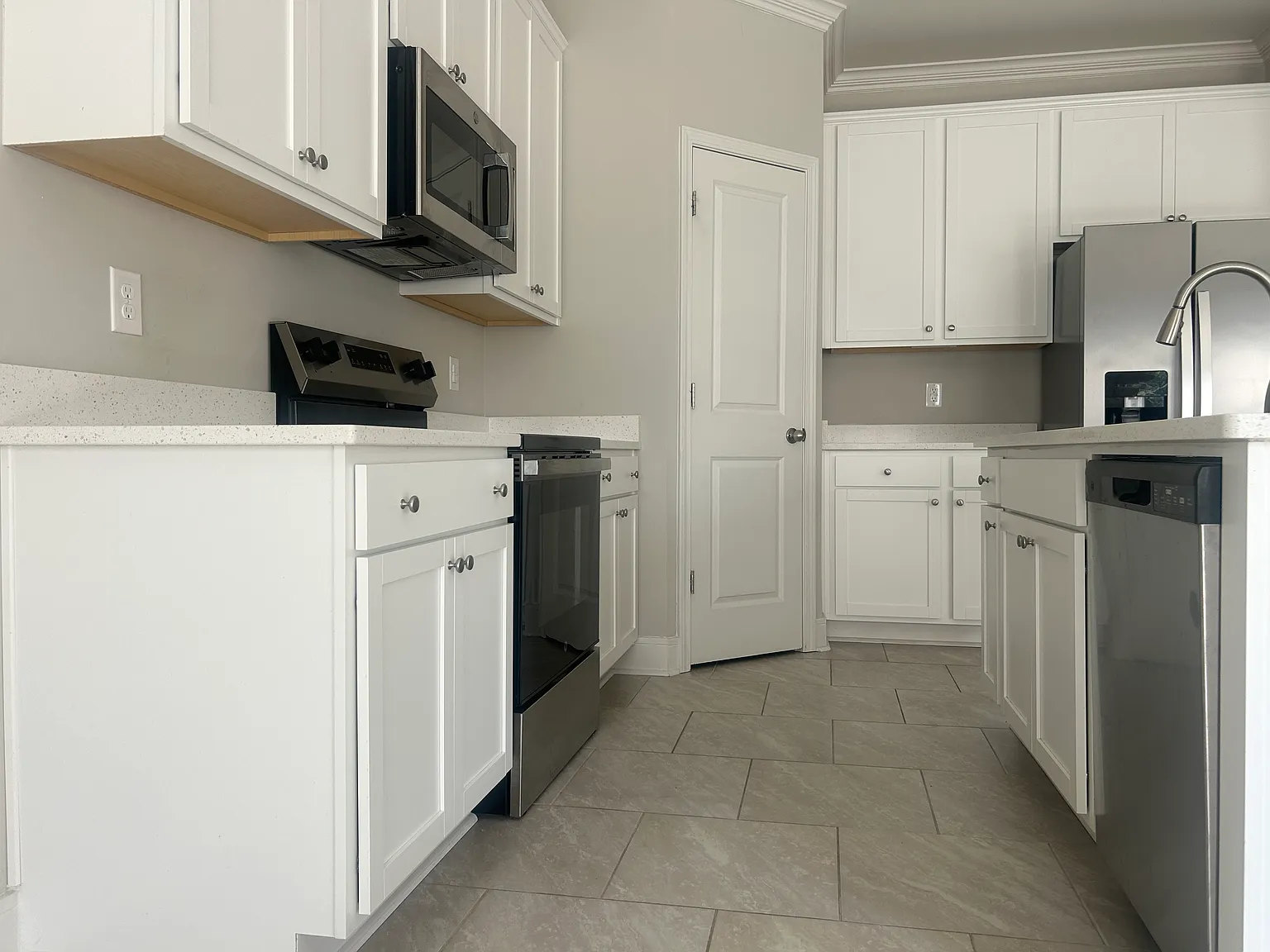3 bed, 1430 sqft, $2,100 — Photo 4