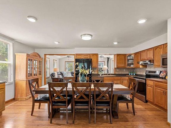 Eat in kitchen