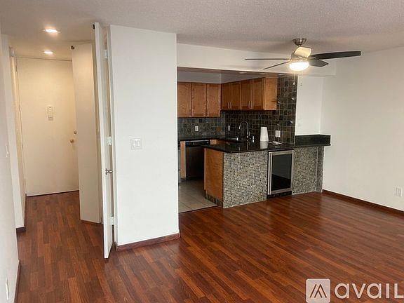 4th image of 1617 N Poinsettia Pl #109