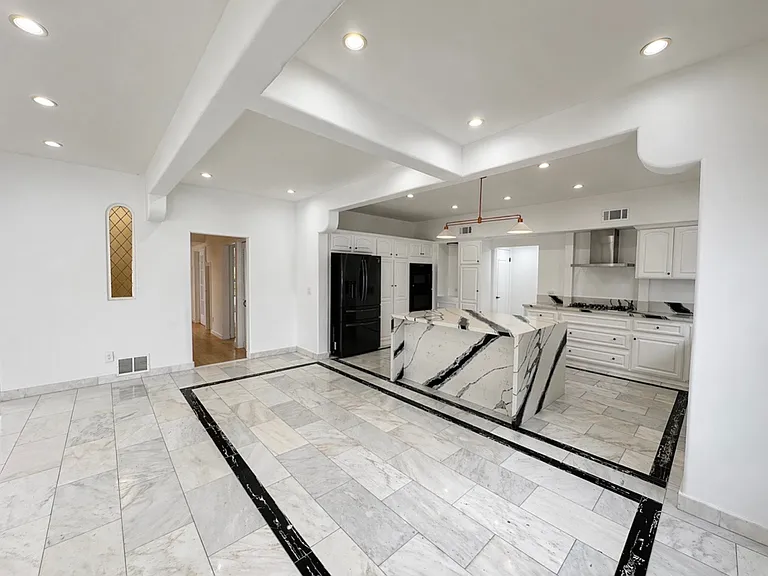 710 Adelaide Pl — Photo 9