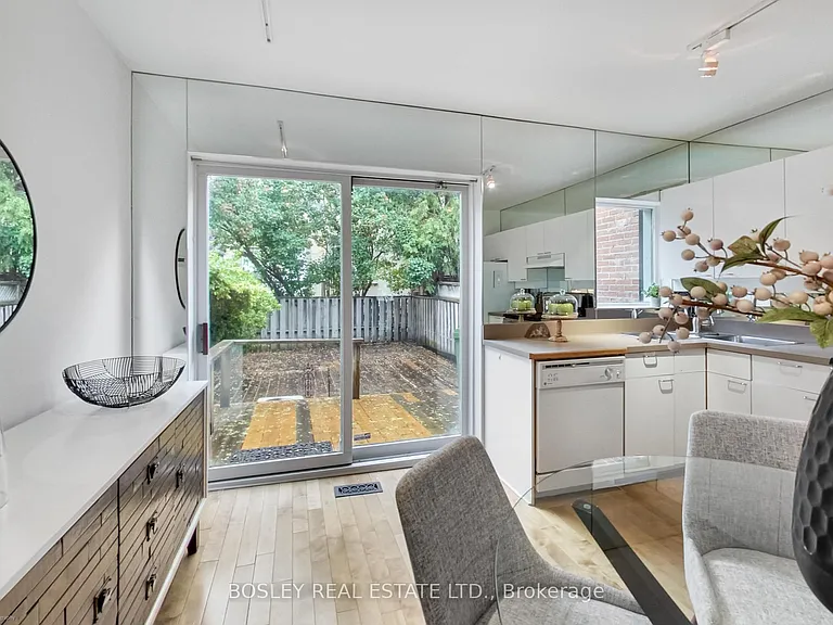 140 Helendale Ave — Photo 15