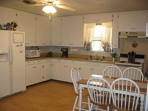 3rd image of 1413 W Avenue B
