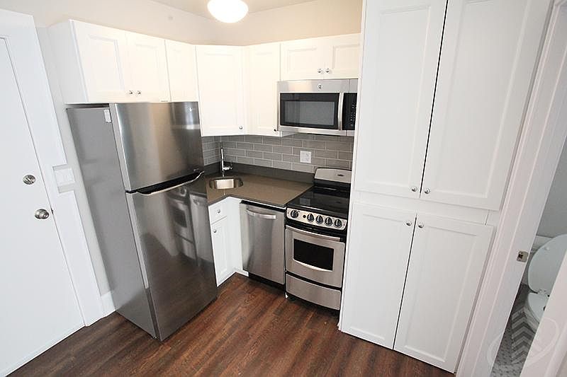1st image of 817 W Lakeside Ave