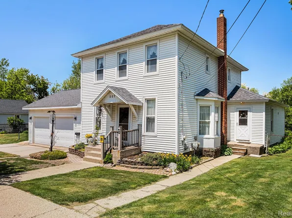 307 E Shiawassee Ave, Fenton, MI 48430