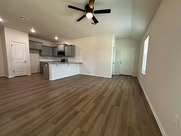 5th image of 413 Harrison Ave W