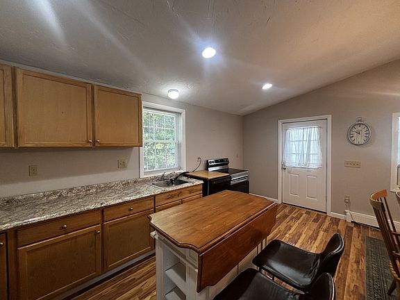 4th image of 25 Lang St #B