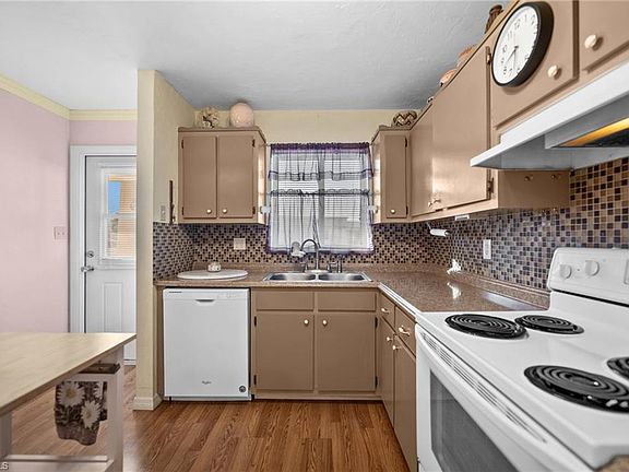 3rd image of 3575 Bennington DR #101