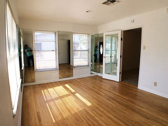 3rd image of 263 E Vestal Pl