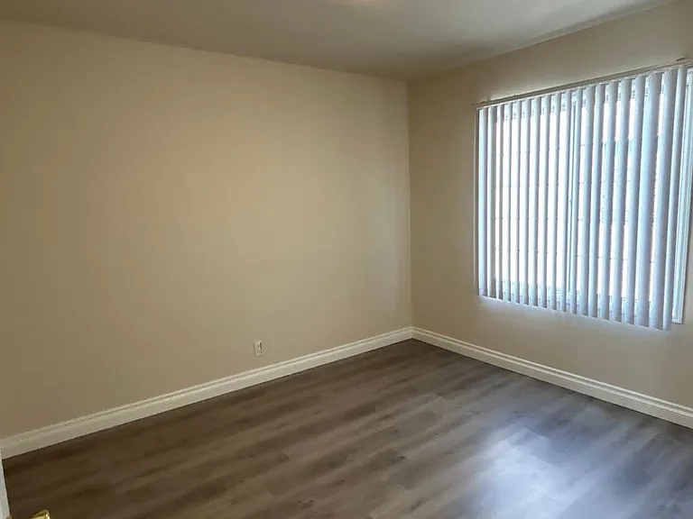 12425 Oxnard St — Photo 5